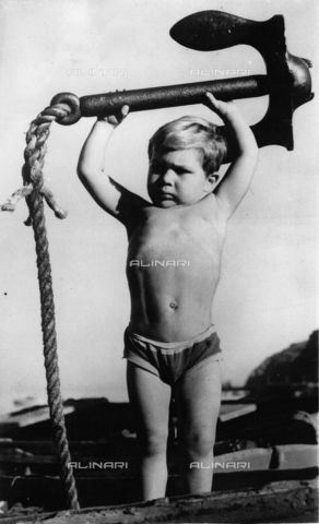 IMA-F-265040-0000 - Il piccolo Ercole: Ernest Chollberg di Catalina Island è il più forte bambino degli Stati Uniti che riesce a sollevare un'ancora di 23 kg - Data dello scatto: 17/12/1932 - Austrian Archives / brandstaetter images /Archivi Alinari