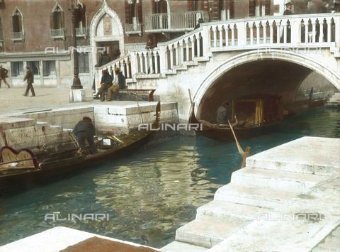 IMA-F-590064-0000 - Il ponte di fronte al Palazzo Dandolo Gritti Bernardo presso la Riva degli Schiavoni, Venezia - Data dello scatto: 1900 ca. - Öst. Volkshochschularchiv / brandstaetter images /Archivi Alinari