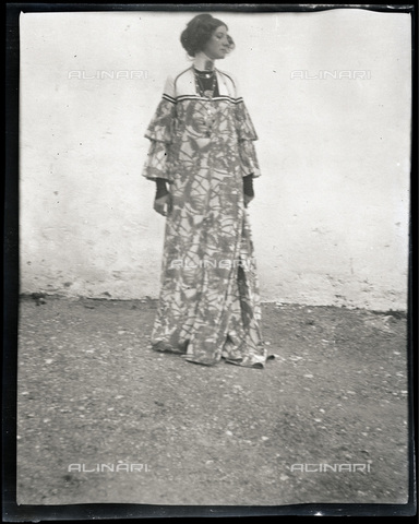 IMA-F-622894-0000 - Emilie Flöge, compagna di Gustav Klimt (1862-1918), in abito estivo della riforma (Reforming Fashion); fotografia dell'artista - Data dello scatto: 1906 - Austrian Archives / brandstaetter images /Archivi Alinari