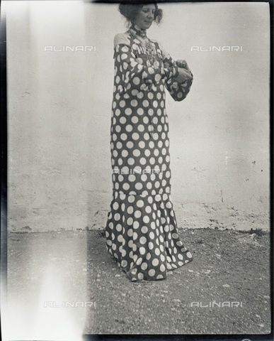 IMA-F-622896-0000 - Emilie Flöge, compagna di Gustav Klimt (1862-1918), con un abito della riforma (Reforming Fashion); fotografia dell'artista - Data dello scatto: 1906 - Austrian Archives / brandstaetter images /Archivi Alinari