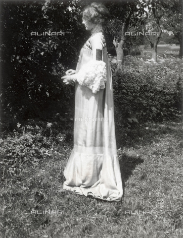 IMA-F-622899-0000 - Emilie Flöge, compagna di Gustav Klimt (1862-1918), con un abito della riforma (Reforming Fashion); fotografia dell'artista - Data dello scatto: 1906 - Austrian Archives / brandstaetter images /Archivi Alinari