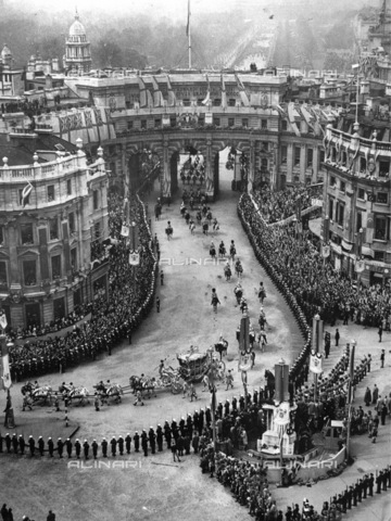 IMA-F-623459-0000 - Il corteo reale in occasione dell'incoronazione di Re Giorgio VI d'Inghilterra a Londra il 12 maggio 1937 - Data dello scatto: 12/05/1937 - Austrian Archives (S) / brandstaetter images /Archivi Alinari