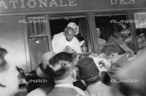 IMA-F-626259-0000 - Mahatma Gandhi sul transito alla stazione ferroviaria di Parigi Lione - Data dello scatto: 1930 ca. - Austrian Archives (S) / brandstaetter images /Archivi Alinari