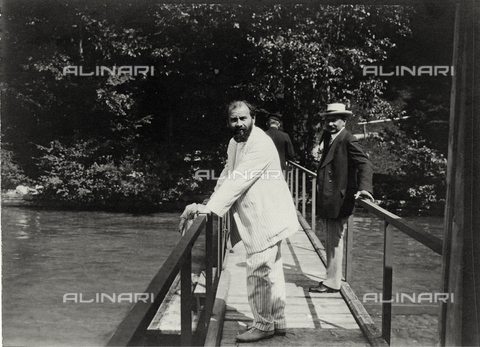 IMA-F-641321-0000 - Gustav Klimt (1862-1918) con un amico sul al lago Attersee - Data dello scatto: 1910 - Austrian Archives / brandstaetter images /Archivi Alinari