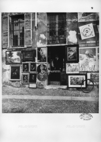 LAA-F-000073-0000 - Quadri antichi, copie e stampe esposti all'esterno del negozio di un antiquario - Data dello scatto: 1941 - Archivi Alinari, Firenze