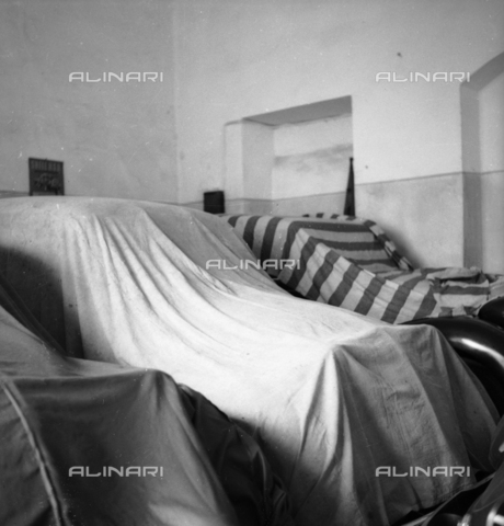 LAA-F-000169-0000 - Automobili  parcheggiate in garage e protette da teli di copertura - Data dello scatto: 1940 ca. - Archivi Alinari, Firenze