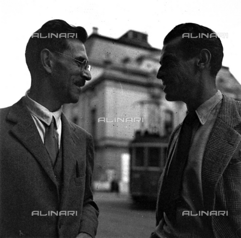 LAA-F-000237-0000 - L'immagine ritrae due giovani uomini intenti a conversare lungo una strada cittadina - Data dello scatto: 1945 -1950 ca. - Archivi Alinari, Firenze