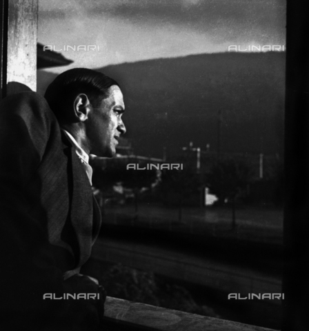 LAA-F-000239-0000 - L'immagine ritrae un giovane uomo affacciato ad una finestra - Data dello scatto: 1945 -1950 ca. - Archivi Alinari, Firenze