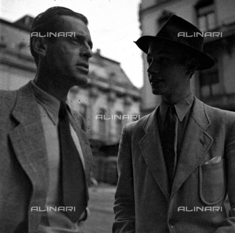LAA-F-000241-0000 - Due giovani uomini posano dinnanzi all'obiettivo di Alberto Lattuada lungo una strada cittadina - Data dello scatto: 1945 -1950 ca. - Archivi Alinari, Firenze