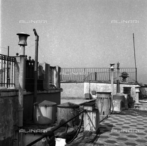 LAA-F-000247-0000 - Scorcio di un tetto con piccole terrazze e comignoli a Genova - Data dello scatto: 1941 - Archivi Alinari, Firenze