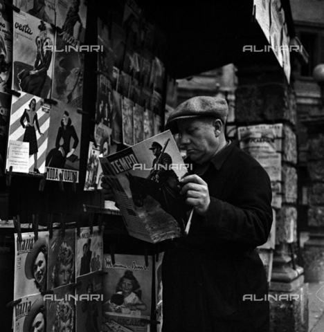 LAA-F-000251-0000 - L'immagine mostra un uomo intento a leggere una copia del settimanale 'Tempo Illustrato' dinnanzi ad un'edicola - Data dello scatto: 1940 ca. - Archivi Alinari, Firenze