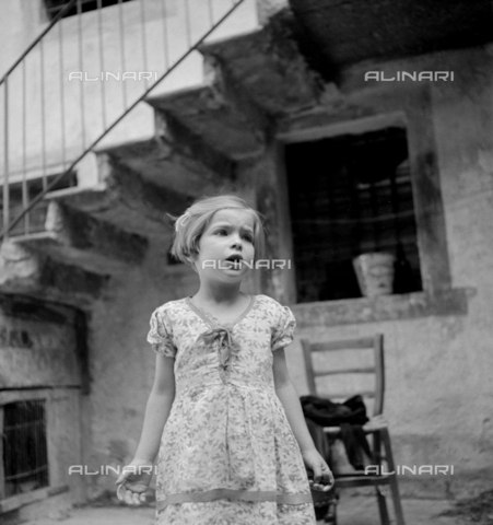 LAA-F-000259-0000 - Istantanea di una bimba ripresa mentre canta nel cortile di un'abitazione - Data dello scatto: 1940 - Archivi Alinari, Firenze