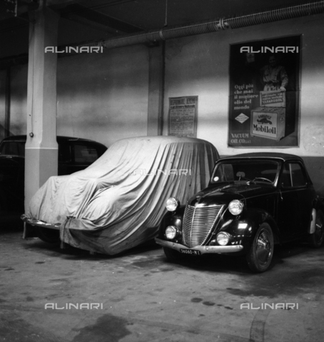 LAA-F-000261-0000 - Automobili parcheggiate all'interno di una rimessa a Milano - Data dello scatto: 1940 - Archivi Alinari, Firenze