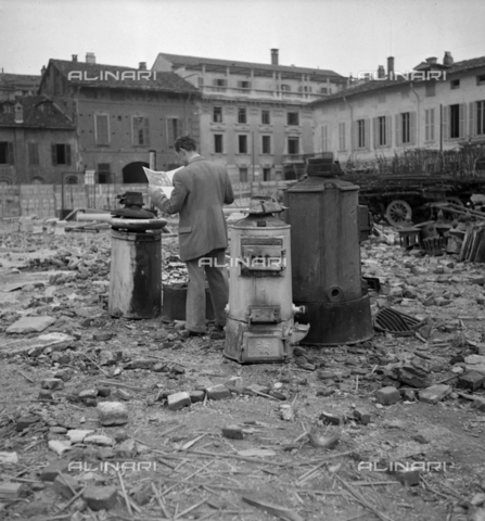LAA-F-000262-0000 - Un uomo legge il giornale fra le macerie - Data dello scatto: 1940 ca. - Archivi Alinari, Firenze