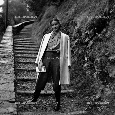 LAA-F-000271-0000 - Ritratto a figura intera dell'attrice cinematografica Alida Valli - Data dello scatto: 1940 ca. - Archivi Alinari, Firenze