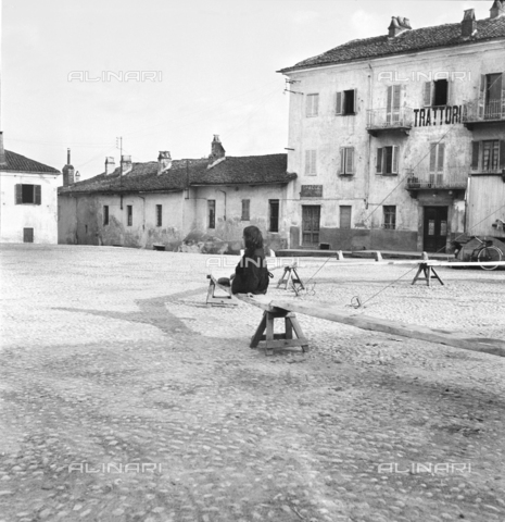 LAA-F-000278-0000 - "Era un circo", piazza Romanisio a Fossano - Data dello scatto: 1940 ca. - Archivi Alinari, Firenze