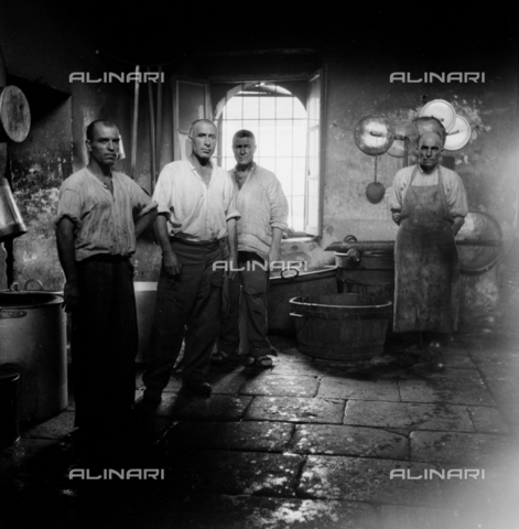LAA-F-000287-0000 - Gruppo di detenuti ritratti nella cucina della colonia penale di Castiadas, in Sardegna - Data dello scatto: 1949 -1950 ca. - Archivi Alinari, Firenze