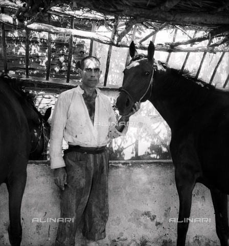 LAA-F-000288-0000 - Ritratto di un detenuto con un cavallo, colonia penale di Castiadas, Sardegna - Data dello scatto: 1942 -1950 ca. - Archivi Alinari, Firenze