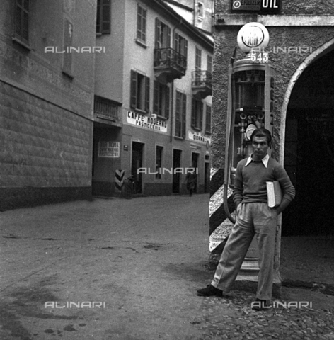 LAA-F-000295-0000 - Lucio De Caro posa per l'obiettivo di Alberto Lattuada lungo una strada di Milano - Data dello scatto: 1942 -1945 ca. - Archivi Alinari, Firenze