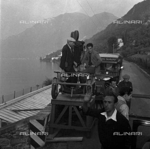 LAA-F-000305-0000 - Tecnici e operatori ripresi sul set del film 'Giacomo l'idealista' - Data dello scatto: 1940 ca. - Archivi Alinari, Firenze