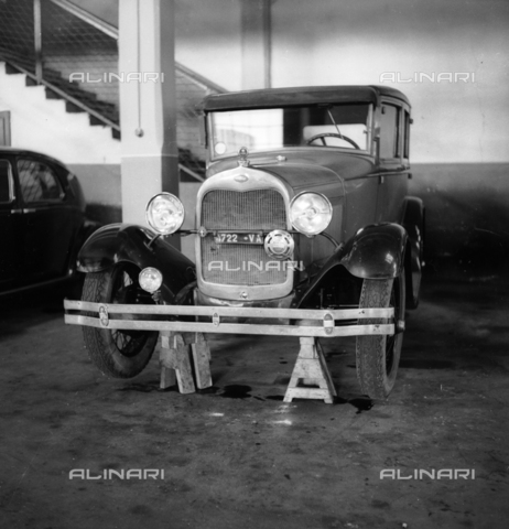 LAA-F-000377-0000 - Automobile parcheggiata in un garage - Data dello scatto: 1940 ca. - Archivi Alinari, Firenze