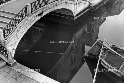 LFA-F-000005-0000 - "Composition" reflections in a canal in Venice - Date of photography: 1950 ca. - Alinari Archives, Florence