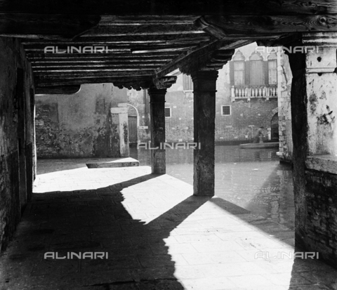 LFA-F-000014-0000 - A portico and rio of Venice - Date of photography: 1950 ca. - Alinari Archives, Florence