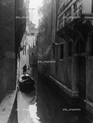 LFA-F-000024-0000 - View of a canal in Venice - Date of photography: 1950 ca. - Alinari Archives, Florence