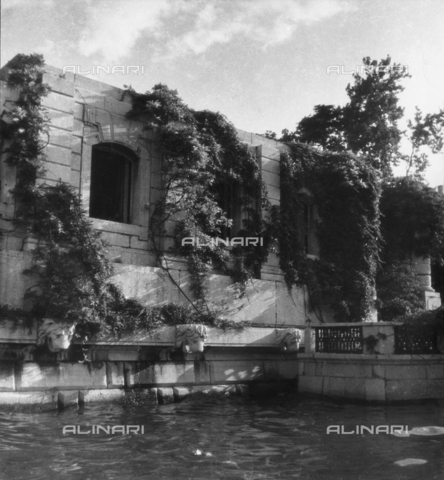 LFA-F-000025-0000 - Detail of the Palazzo Venier dei Leoni (Peggy Guggenheim Collection) in Venice - Date of photography: 1950 ca. - Alinari Archives, Florence