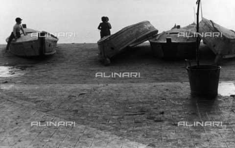 LFA-F-000038-0000 - Group of children playing in front of fishing boats, Venice - Date of photography: 1950 ca. - Alinari Archives, Florence