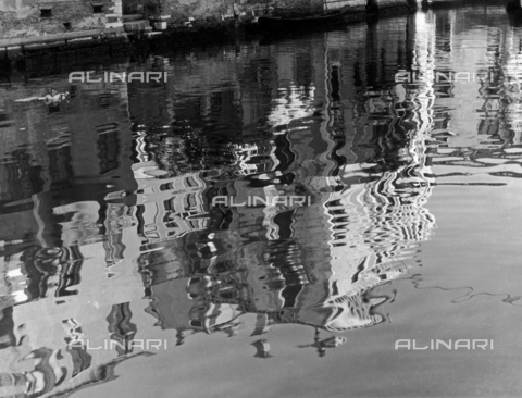 LFA-F-000148-0000 - "Reflections of houses" Profiles of houses reflected in a Venetian canal - Date of photography: 1950 ca. - Alinari Archives, Florence