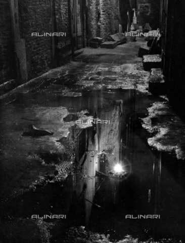 LFA-F-000154-0000 - "Night puddles" Street lights reflected in a puddle, Venice - Date of photography: 1950 ca. - Alinari Archives, Florence