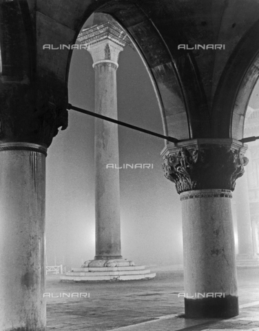 LFA-F-000337-0000 - "Columns on the pier" View of Venice with fog - Date of photography: 1955 ca. - Alinari Archives, Florence