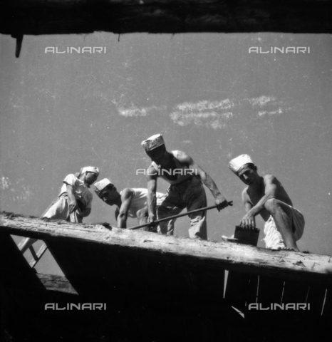 LFA-S-00000D-0418 - Men at work at the Venice Biennale - Date of photography: 1958 ca. - Alinari Archives, Florence