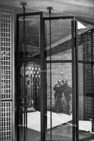 LFA-S-00000F-0531 - Pavilion of Venezuela designed by Carlo Scarpa at the Venice Biennale; reflections in the glass you see the photographer Ferruccio Leiss and the architect Carlo Scarpa - Date of photography: 1950 ca. - Alinari Archives, Florence