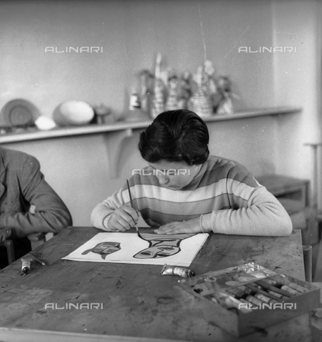 LFA-S-0000O1-0050 - Istituto d'Arte di Venezia: a girl painting on a laboratory - Date of photography: 1945 ca. - Alinari Archives, Florence