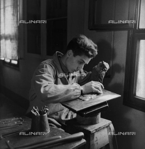 LFA-S-0000O1-0051 - Istituto d'Arte di Venezia: a man working in a goldsmith's laboratory - Date of photography: 1945 ca. - Alinari Archives, Florence