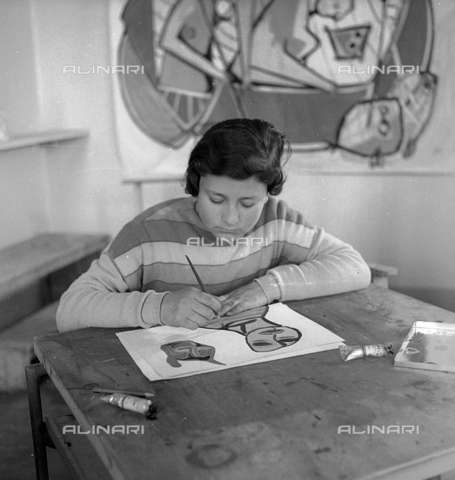 LFA-S-0000O1-0055 - Istituto d'Arte di Venezia: a girl painting in a laboratory - Date of photography: 1945 ca. - Alinari Archives, Florence