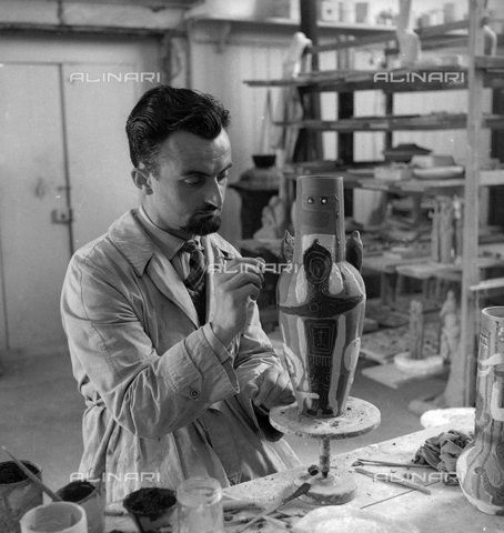 LFA-S-0000O1-0061 - Istituto d'Arte di Venezia: a man decorating a vase - Date of photography: 1945 ca. - Alinari Archives, Florence