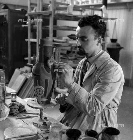 LFA-S-0000O1-0062 - Istituto d'Arte di Venezia: a man decorating a vase - Date of photography: 1945 ca. - Alinari Archives, Florence