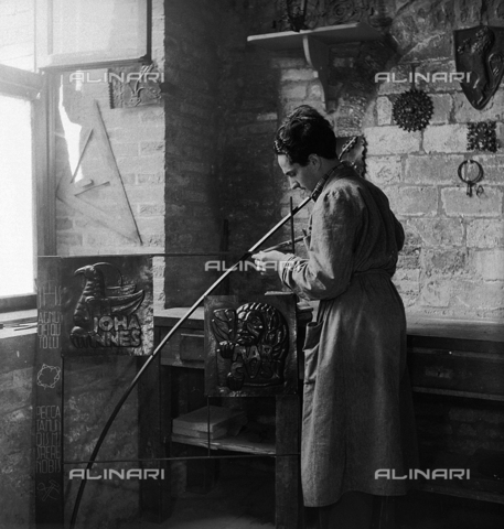 LFA-S-0000O1-0063 - Istituto d'Arte di Venezia: a man working in the sculpture laboratory - Date of photography: 1945 ca. - Alinari Archives, Florence