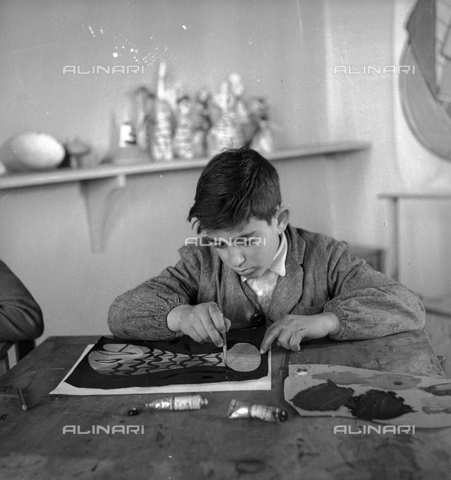 LFA-S-0000O1-0064 - Istituto d'Arte di Venezia: a boy painting in a laboratory - Date of photography: 1945 ca. - Alinari Archives, Florence