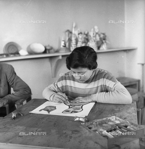 LFA-S-0000O1-0065 - Istituto d'Arte di Venezia: a girl painting in a laboratory - Date of photography: 1945 ca. - Alinari Archives, Florence