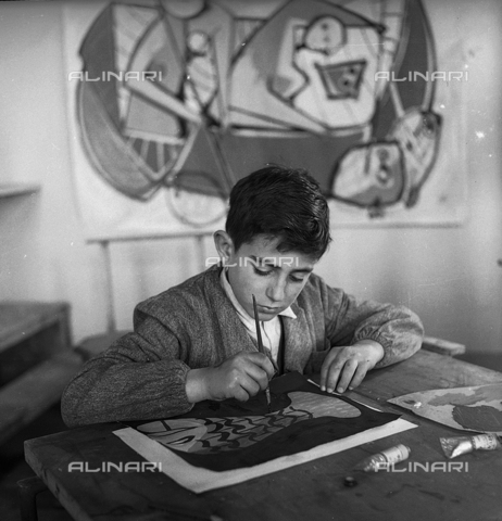 LFA-S-0000O1-0066 - Istituto d'Arte di Venezia: a boy painting in a laboratory - Date of photography: 1945 ca. - Alinari Archives, Florence