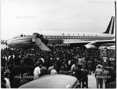 LLA-S-000A00-0011 - The arrival at Fiumicino Airport of Alitalia's first Douglas DC7. - Date of photography: 1957 - Luigi Leoni Archive / Alinari Archives