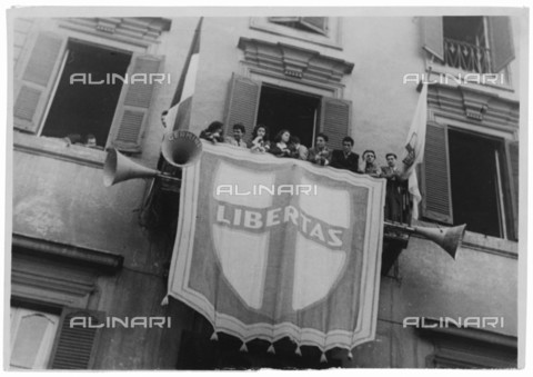 LLA-S-000D01-0148 - Giovani piazzano un drappo della Democrazia Cristiana su un balcone - Data dello scatto: 1955 ca. - Archivio Luigi Leoni / Archivi Alinari