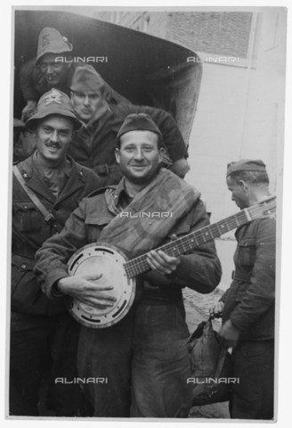 LLA-S-000E03-0329 - Soldati e ufficiali della Brigata Garibaldi - Data dello scatto: 1944 - Archivio Luigi Leoni / Archivi Alinari