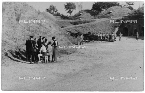 LLA-S-000F00-0088 - Preparazioni per la fucilazione di Armando Testorio e Franco Sabelli - Data dello scatto: 26/06/1945 - Archivio Luigi Leoni / Archivi Alinari