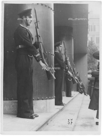 LLA-S-000F02-0222 - Picchetti armati all'entrata della Mostra della Rivoluzione Fascista - Data dello scatto: 1932-1934 - Archivio Luigi Leoni / Archivi Alinari