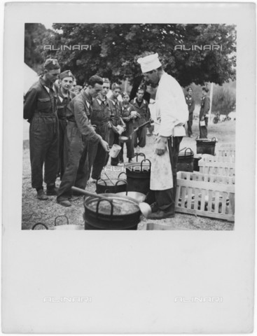 LLA-S-000F02-0236 - Il rancio per i giovani appartenenti al centro del GIL di preparazione al lavoro - Data dello scatto: 1937-1938 - Archivio Luigi Leoni / Archivi Alinari